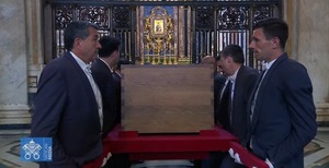 Féretro del Papa Francisco llegó a la basílica de Santa María La Mayor - 1000 Noticias