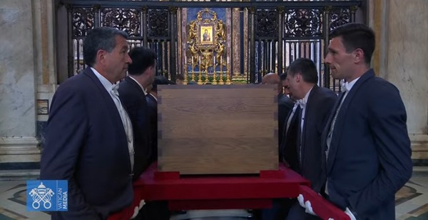 Féretro del Papa Francisco llegó a la basílica de Santa María La Mayor - 1000 Noticias