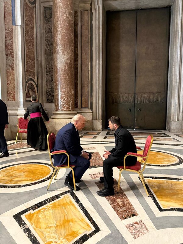 Trump y Zelenski se reunieron en el Vaticano - 1000 Noticias