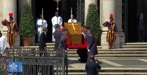 En ceremonia privada, entierran al papa Francisco en la Basílica Santa María la Mayor - trece
