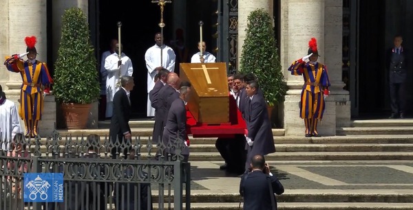 En ceremonia privada, entierran al papa Francisco en la Basílica Santa María la Mayor - trece