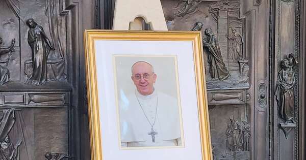 La Nación / “La despedida del papa Francisco fue muy emotiva”, dice paraguayo que reside en Roma