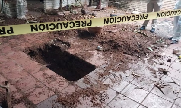 Hallan cadáver de un hombre enterrado en patio de su vivienda