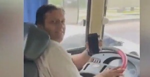 Joven denunció que un chofer de colectivo enviaba audios de WhatsApp mientras conducía