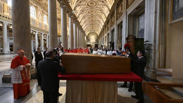 El entierro del papa Francisco se produjo ante el camarlengo y sus familiares