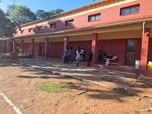 Los “Levanta escuelas” pintarán el Saturio Ríos este fin de semana - Nacionales - ABC Color