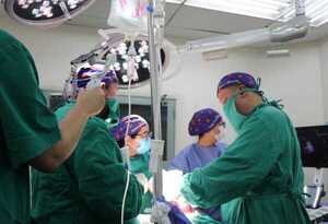 FCM-UNA: Hospital de Clínicas llevó a cabo la sexta cirugía fetal intrauterina - trece