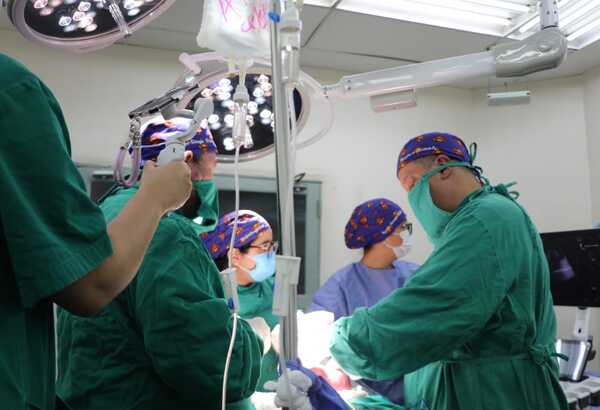 FCM-UNA: Hospital de Clínicas llevó a cabo la sexta cirugía fetal intrauterina - trece