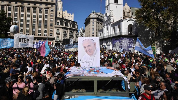 Lágrimas, baile y peregrinación en Buenos Aires para celebrar al Papa que nunca volvió