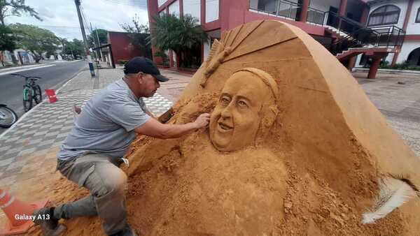 Escultor rinde tributo al papa Francisco con obra hecha de arena en Pilar