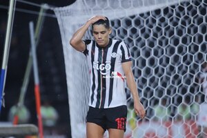 Versus / “Esos que te gritaron cuando erraste el penal, cuando hagas un gol te van a pedir la camiseta”