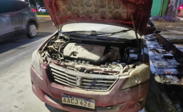 Intentó incendiar auto de mujer mientras estaba en una privada