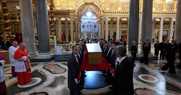 La Nación / El papa Francisco ya descansa en su última morada en Roma