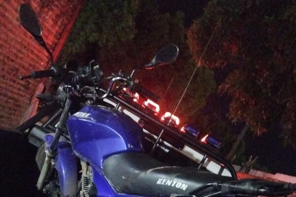 Detienen a dos personas en flagrante robo y recuperan motocicleta