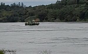 (Video) Vehículo cae al río Paraná en Presidente Franco
