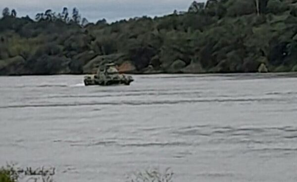(Video) Vehículo cae al río Paraná en Presidente Franco