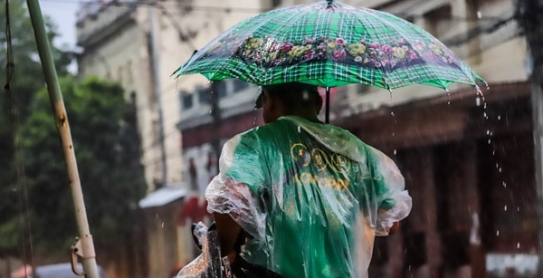 Frente frío trae lluvias dispersas y descenso de temperatura