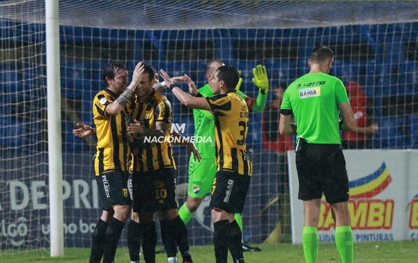 Versus / Fernando Fernández se acerca a "Tacuara" Cardozo en la tabla histórica