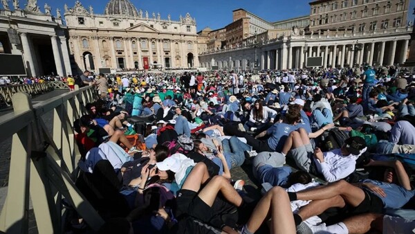 La vitalidad de los jóvenes impera en la segunda misa de luto por el Papa en el Vaticano