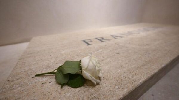 Como señal de su vínculo con Teresita, una rosa blanca descansa sobre la tumba del papa - Unicanal