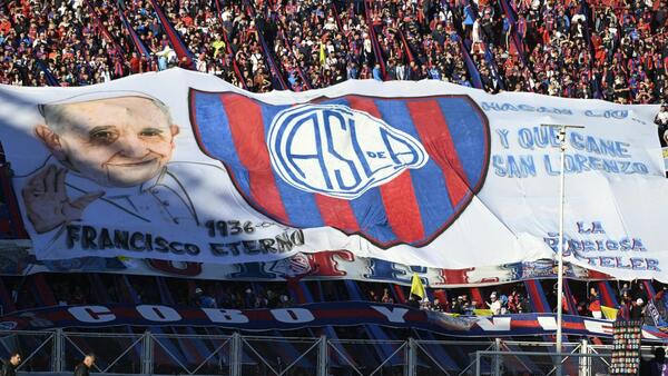 San Lorenzo rinde homenaje al Papa Francisco con varios momentos emotivos