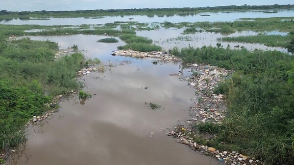 Basura se acumula en el río Paraguay tras liberarse aguas de un arroyo en Concepción