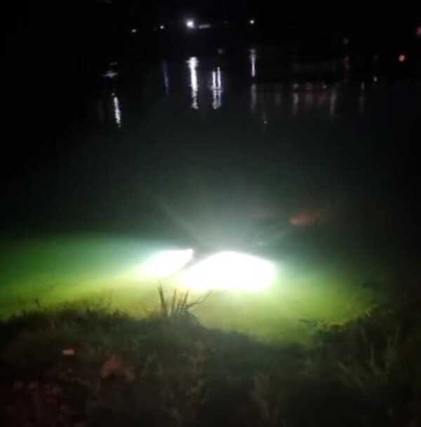 Hombre cae con su camioneta al río Paraná, en Presidente Franco - ADN Digital