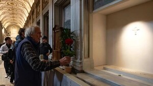 Unas 30.000 personas han pasado por Santa María la Mayor para ver la tumba de Francisco