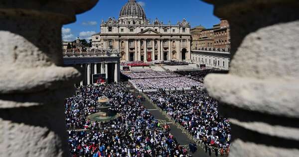 Diario HOY | Miles de personas siguen honrando al papa Francisco a la espera del cónclave