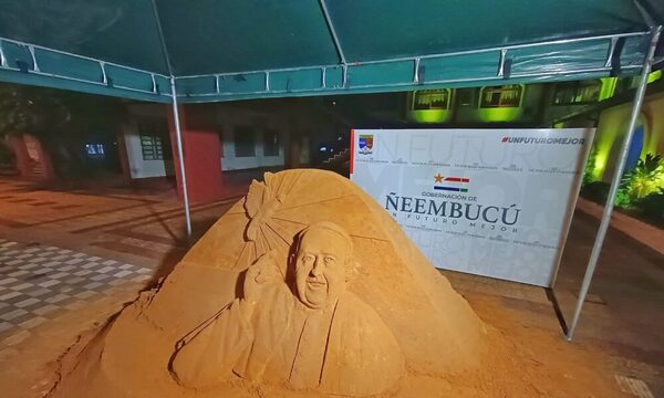 Ñeembucú rinde homenaje al papa Francisco con una escultura de arena