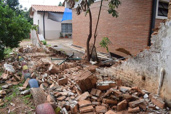 Se derrumba parte del muro de la Escuela N.º 705 en Carapeguá - Nacionales - ABC Color
