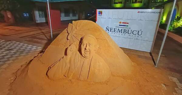 La Nación / Ñeembucú rindió homenaje al papa Francisco con una escultura de arena