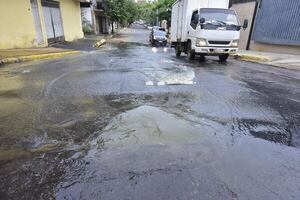 Cloaca reventó en pleno centro de Asunción: Essap culpa a conexiones ilegales - Nacionales - ABC Color
