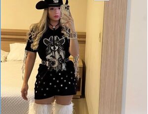 Marilina estrenó nuevo look, con sombrero y bota, bien sexy