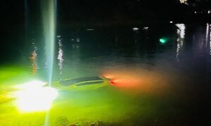 En vez de frenar aceleró y cayó al río