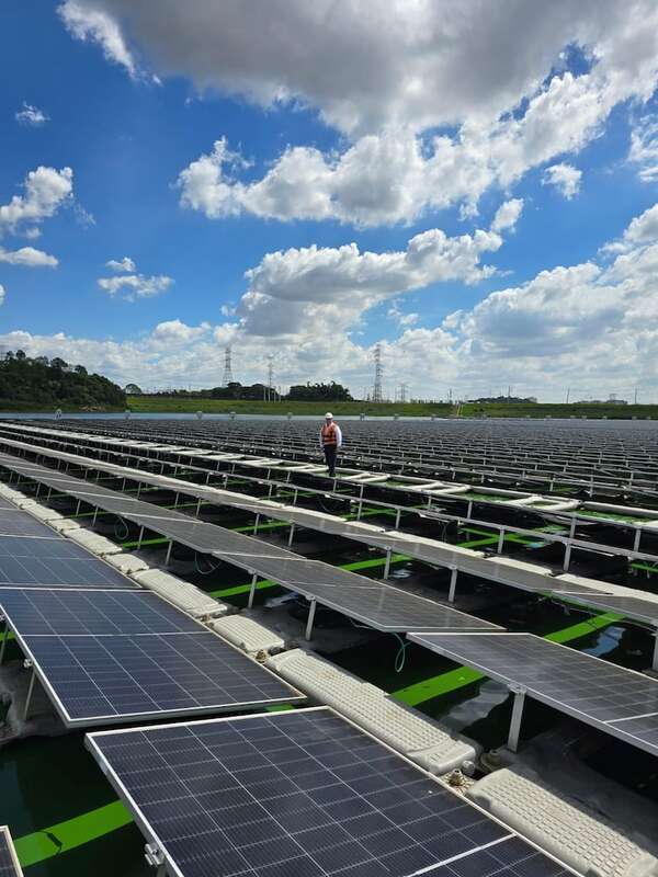 Técnicos de Paraguay recorrieron planta solar flotante del Brasil - Economía - ABC Color