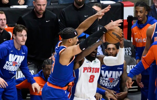 Versus / Knicks suman una polémica victoria en Detroit y acarician la clasificación