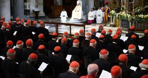 Diario HOY | Cardenales rezaron frente a la tumba del papa Francisco