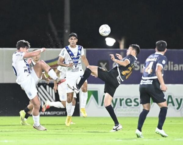 Libertad se vuelve a frenar y Guaraní se acerca - Fútbol - ABC Color