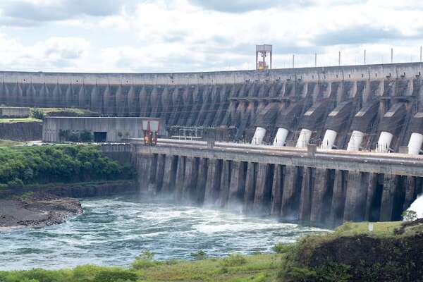 Más de G. 1,4 billones de la Itaipú se usaron sin control en 13 meses - Política - ABC Color