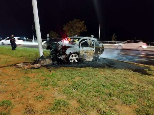 Video: camioneta se incendia tras chocar contra columna en la Costanera de Asunción - Policiales - ABC Color