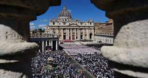 La Nación / Miles de fieles visitan la tumba de Francisco y esperan el cónclave