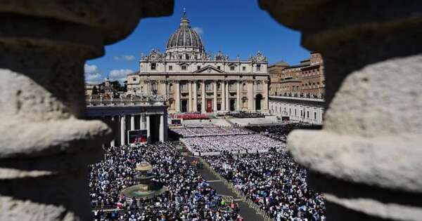 La Nación / Miles de fieles visitan la tumba de Francisco y esperan el cónclave