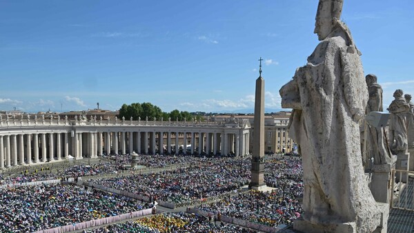 De la misa de luto a la tumba: Miles de fieles dan el último adiós a Francisco