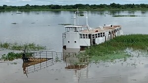 El Aquidabán, emblemático mercado flotante, se hunde en el río Paraguay