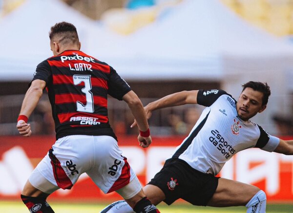 Versus / Flamengo golea al Corinthians y es el nuevo líder del Brasileirao