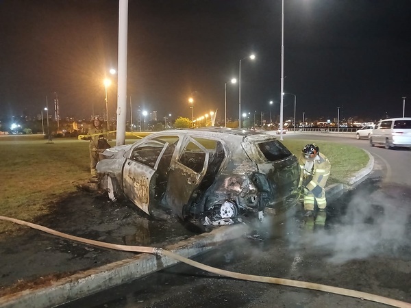 Camioneta se incendia tras violento choque en la Costanera de Asunción - trece