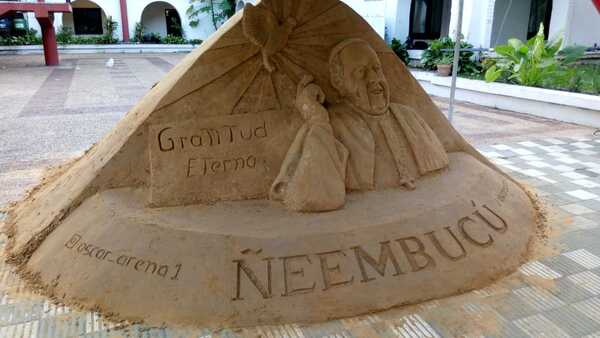 Furor por la escultura de arena en homenaje al papa Francisco en Pilar