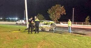 La Nación / Camioneta arde en llamas tras colisión en la Costanera Norte