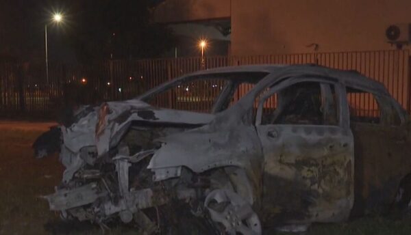 Ka’úre se comió la curva, chocó en la costanera y su vehículo se incendió